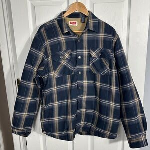 Wrangler sherpa lined button down flannel shacket, jacket, size M,‎ layer